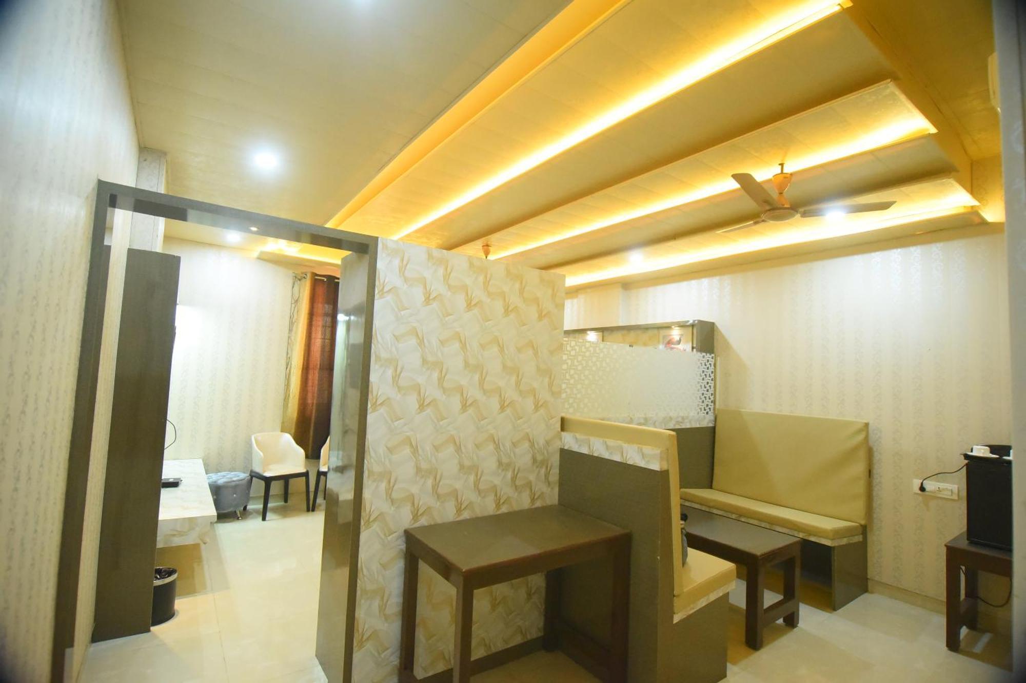 R Empire Revtree Hotel Davangere Bagian luar foto