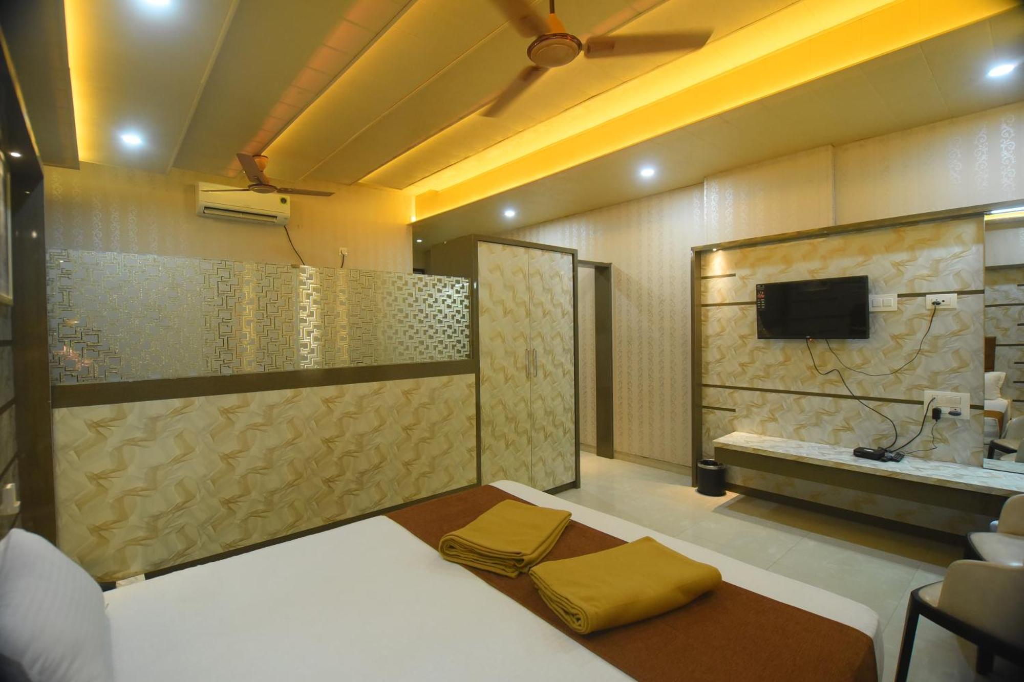 R Empire Revtree Hotel Davangere Bagian luar foto