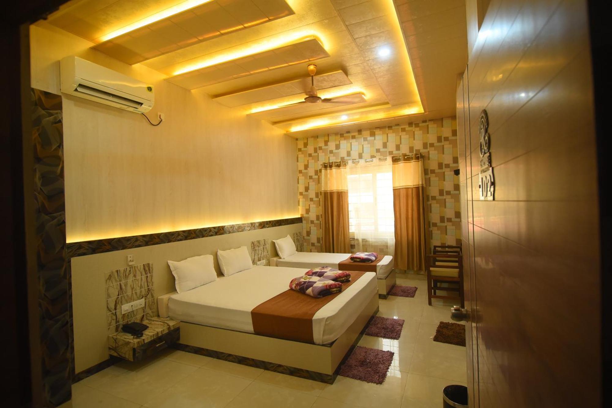 R Empire Revtree Hotel Davangere Bagian luar foto