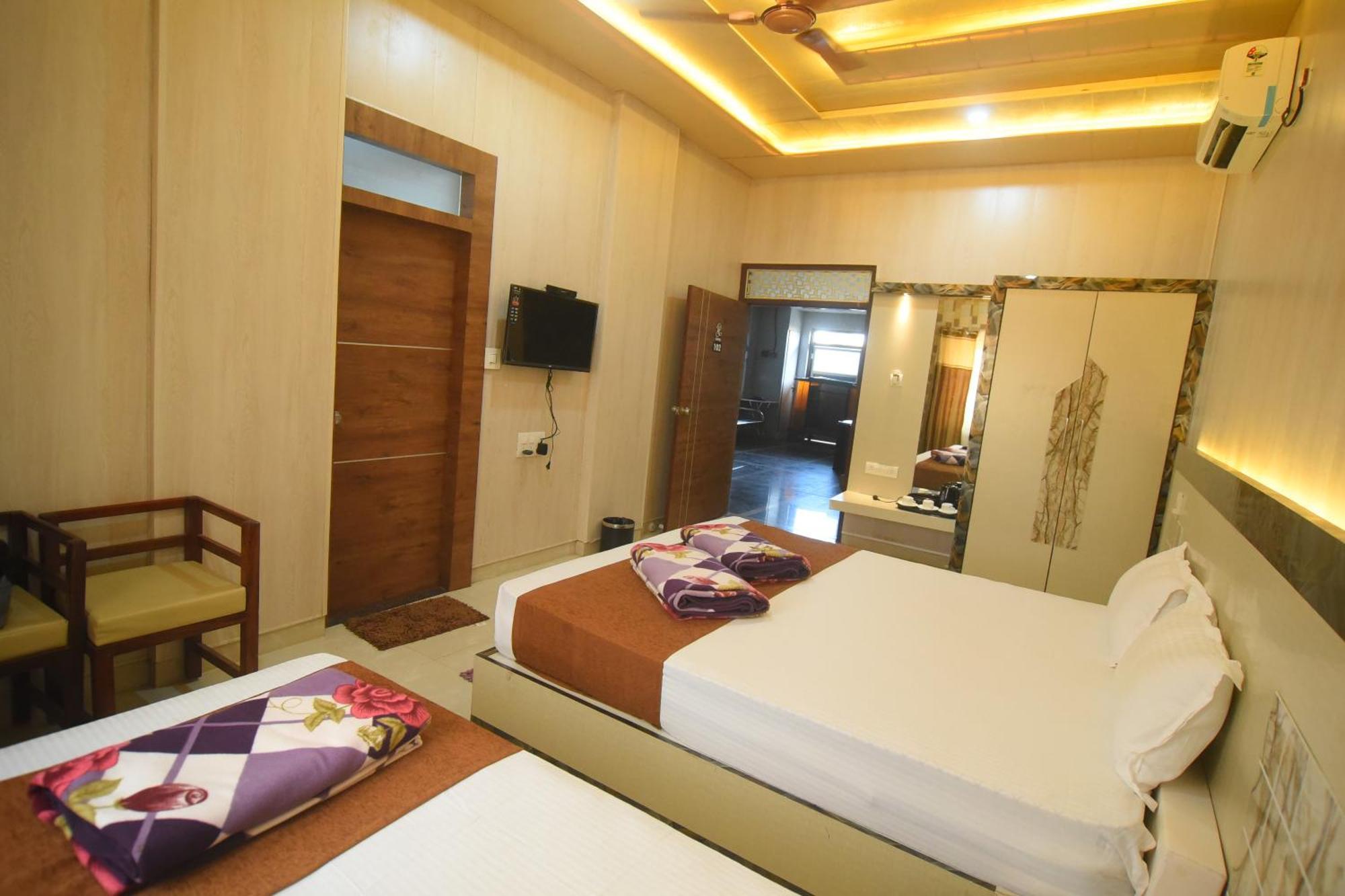 R Empire Revtree Hotel Davangere Bagian luar foto