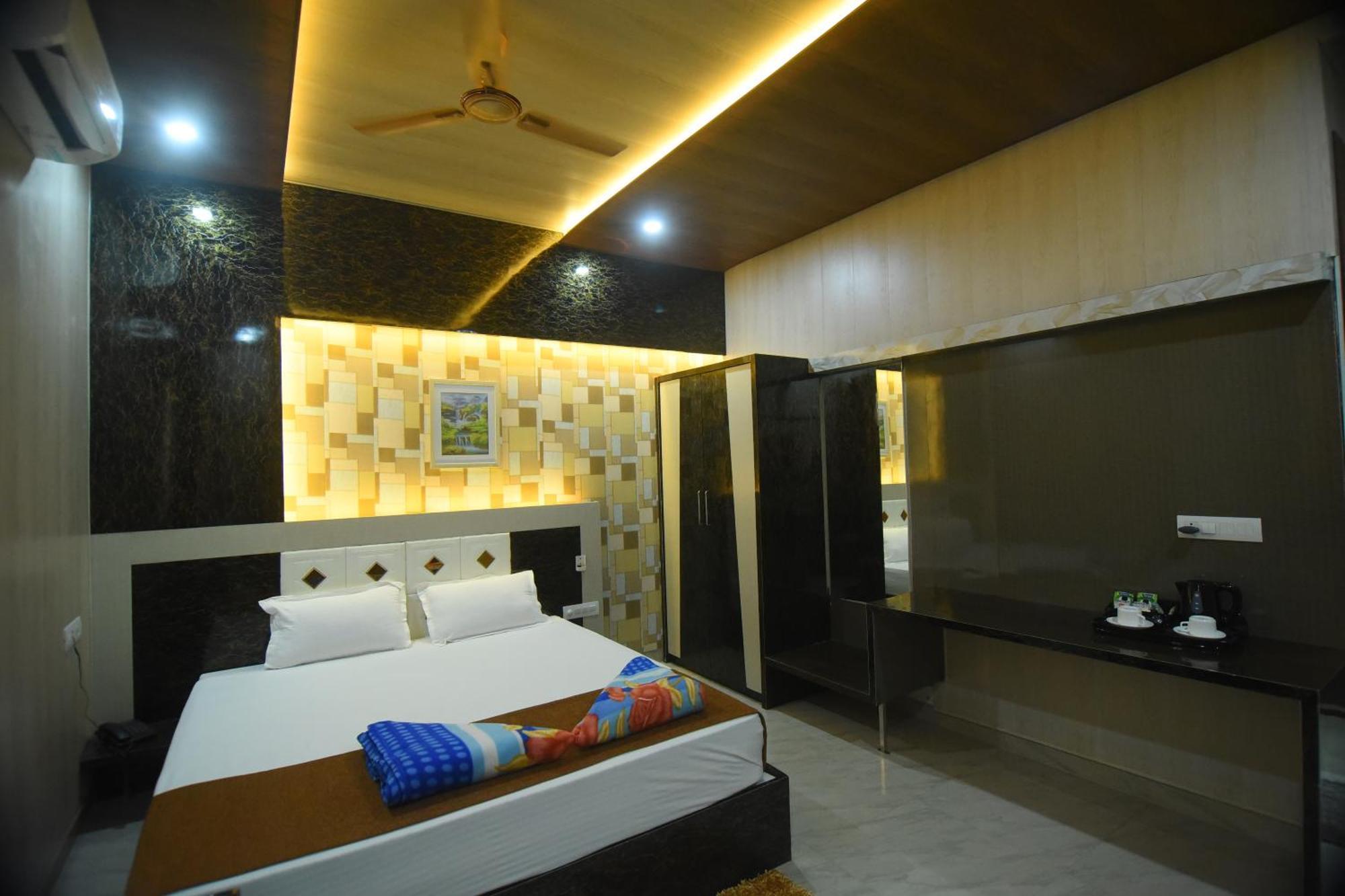 R Empire Revtree Hotel Davangere Bagian luar foto