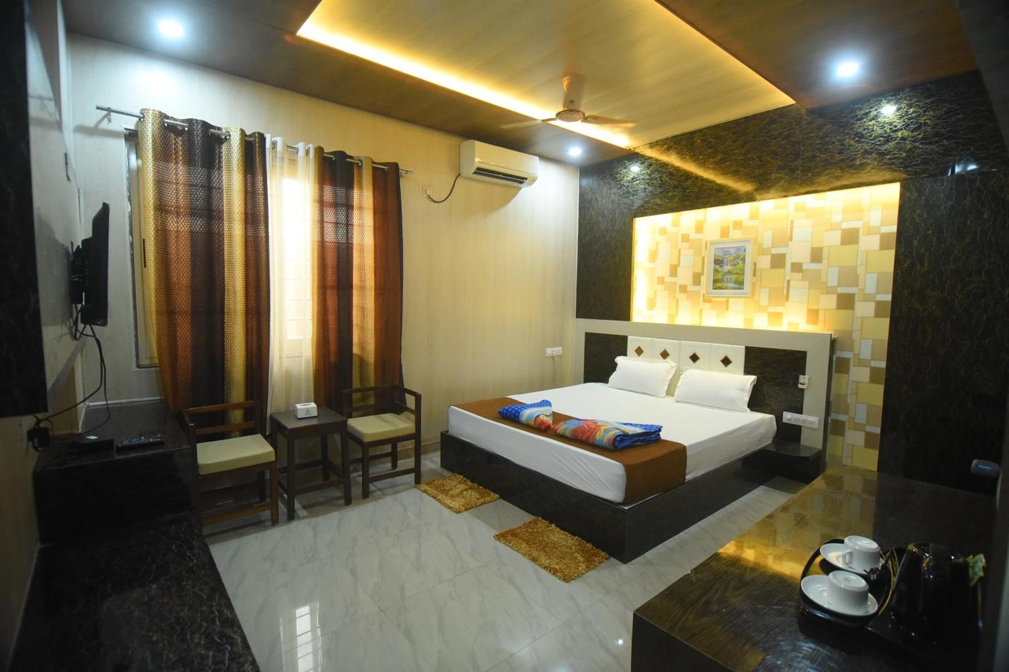 R Empire Revtree Hotel Davangere Bagian luar foto