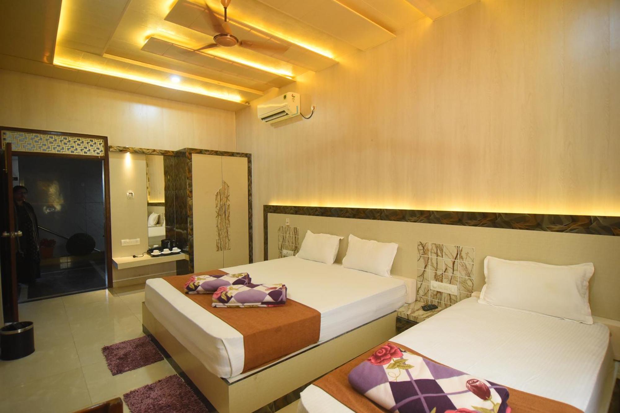 R Empire Revtree Hotel Davangere Bagian luar foto