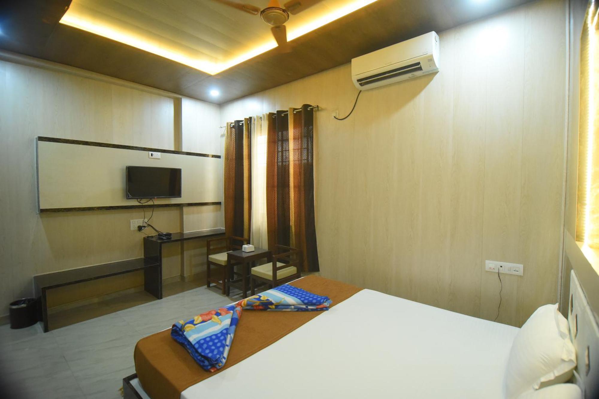 R Empire Revtree Hotel Davangere Bagian luar foto