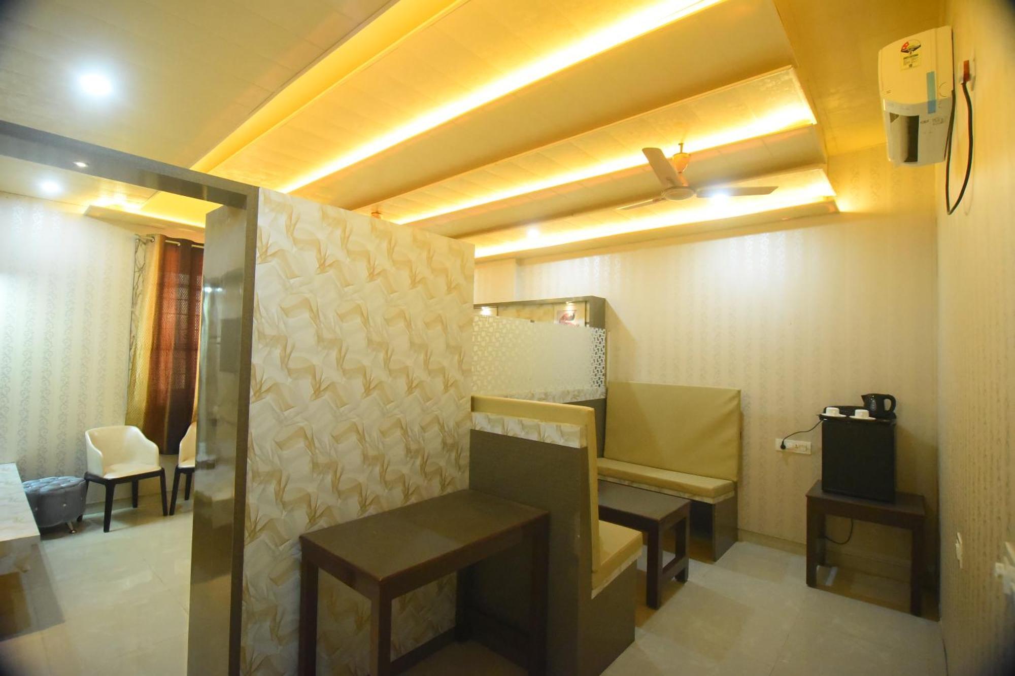 R Empire Revtree Hotel Davangere Bagian luar foto