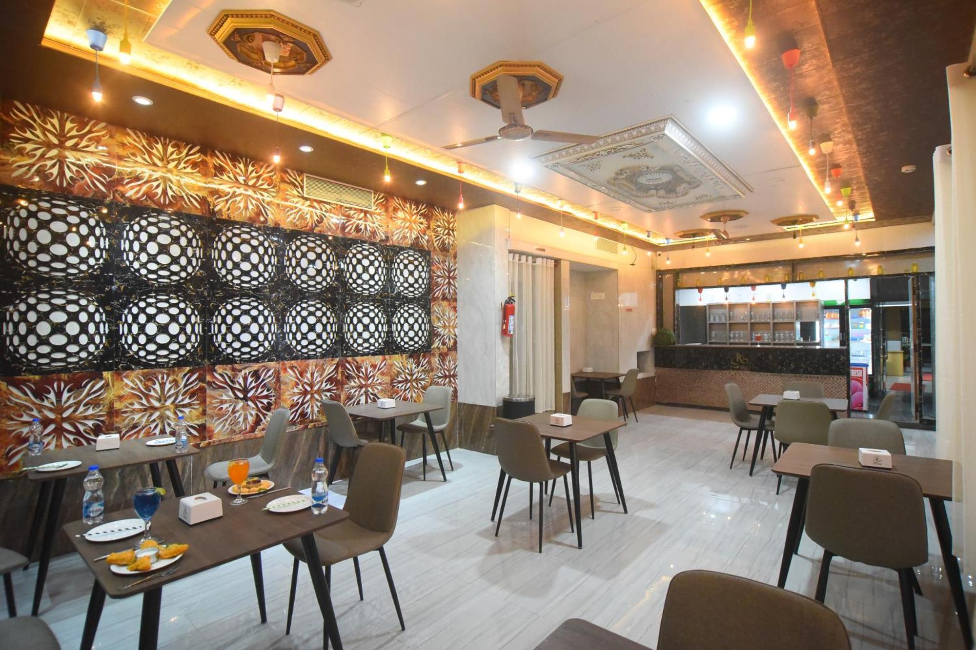 R Empire Revtree Hotel Davangere Bagian luar foto