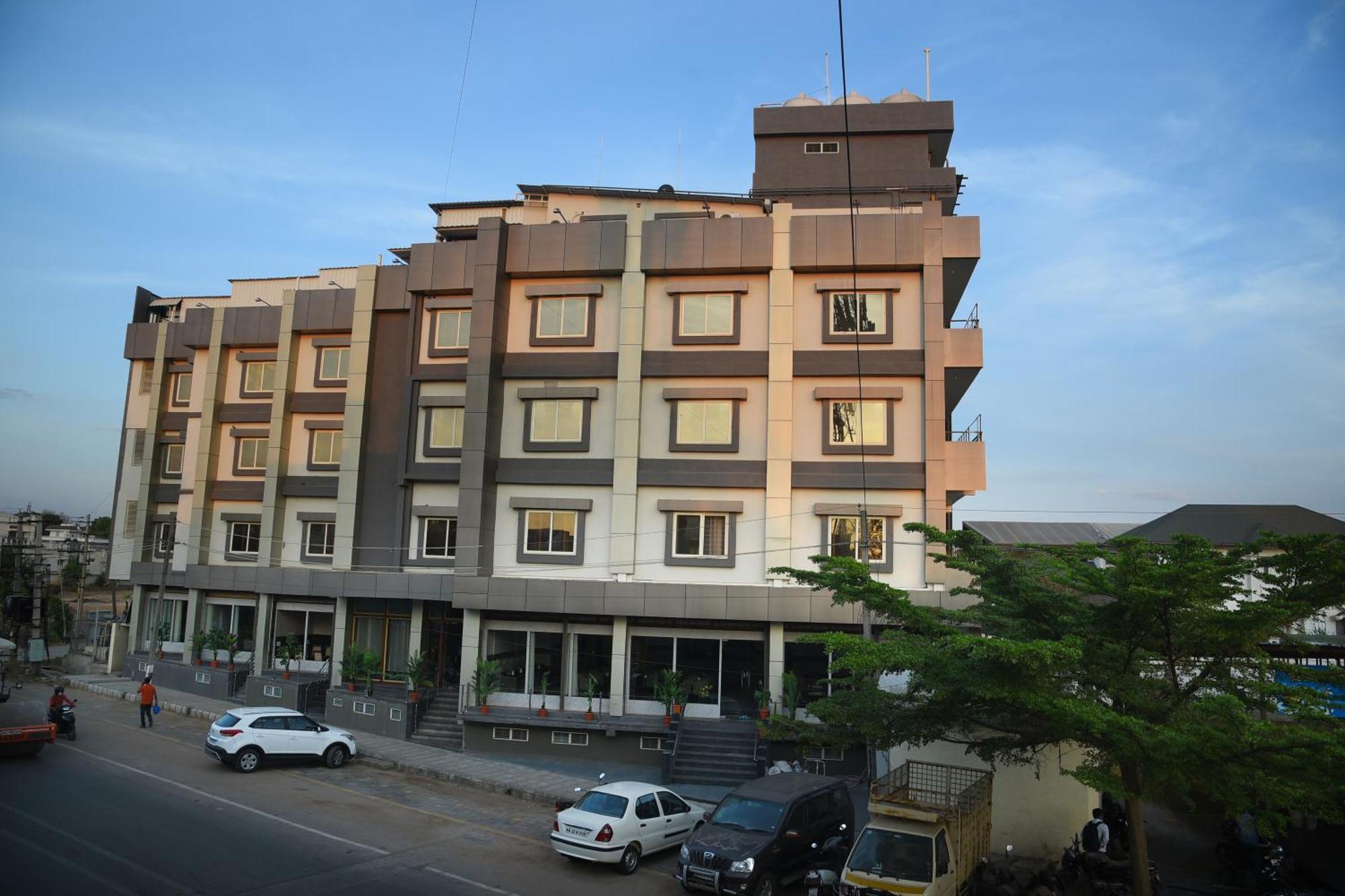 R Empire Revtree Hotel Davangere Bagian luar foto
