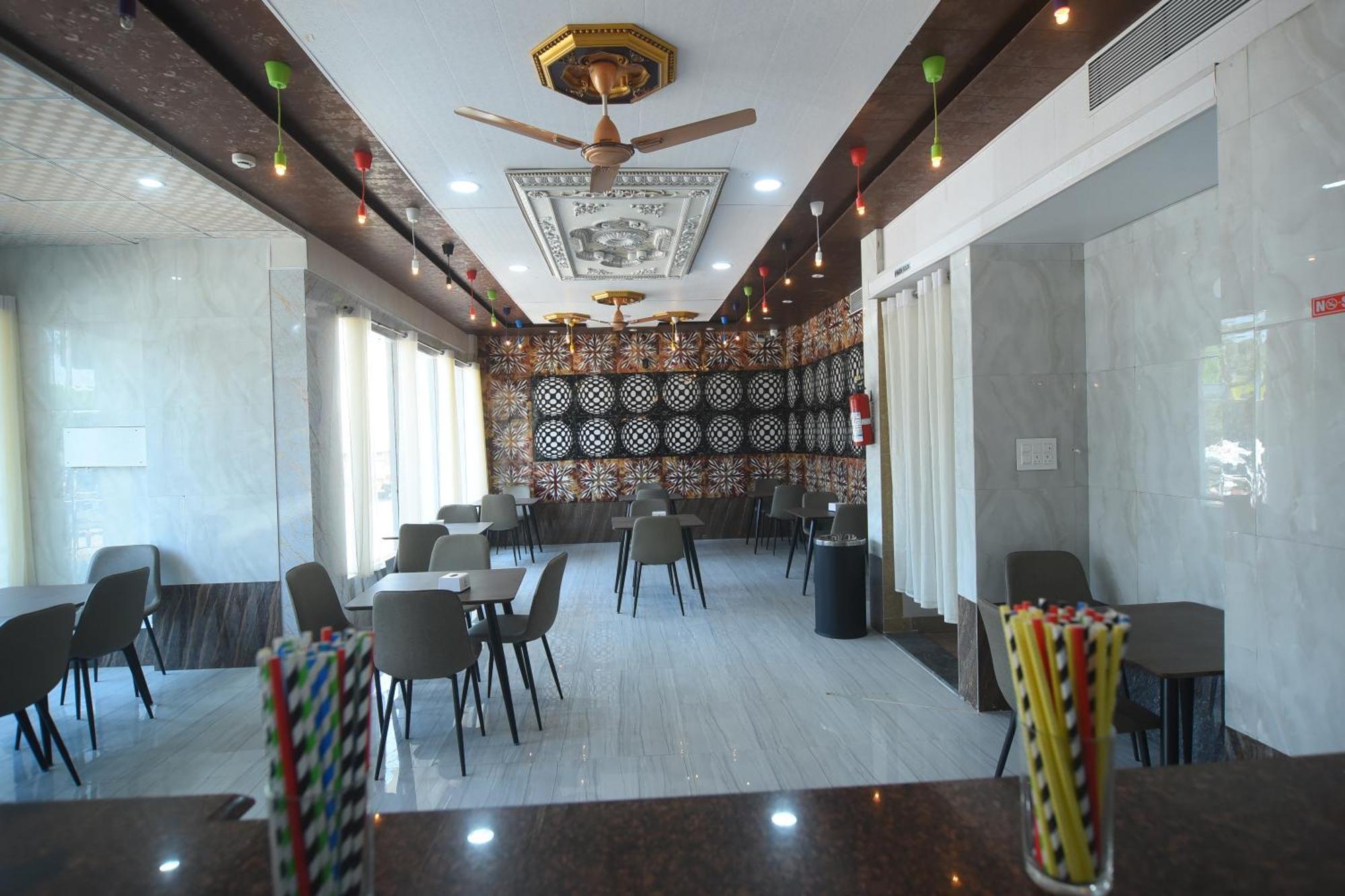 R Empire Revtree Hotel Davangere Bagian luar foto