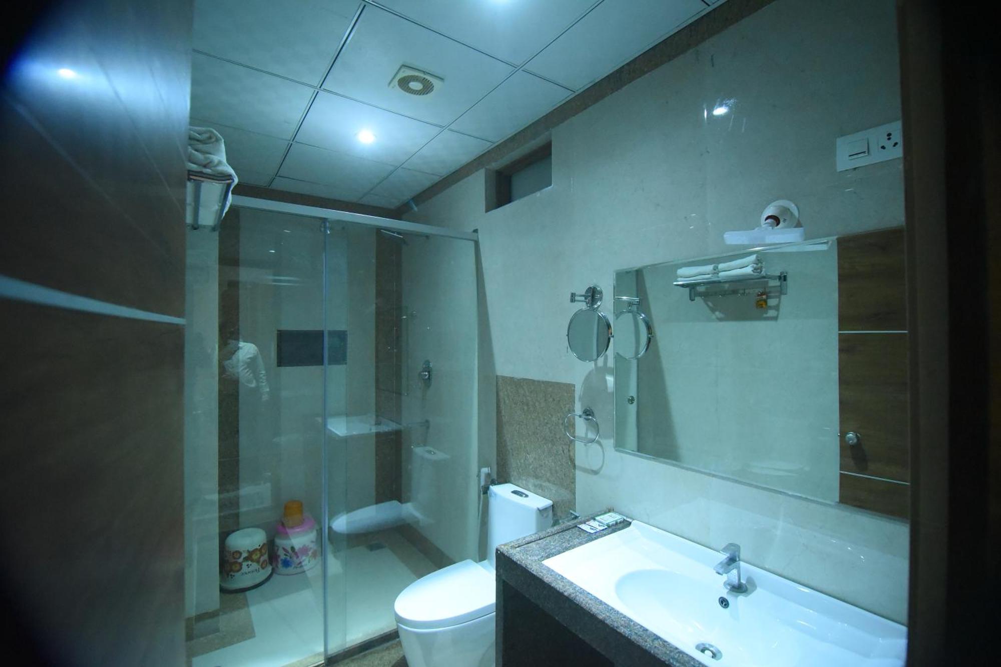 R Empire Revtree Hotel Davangere Bagian luar foto