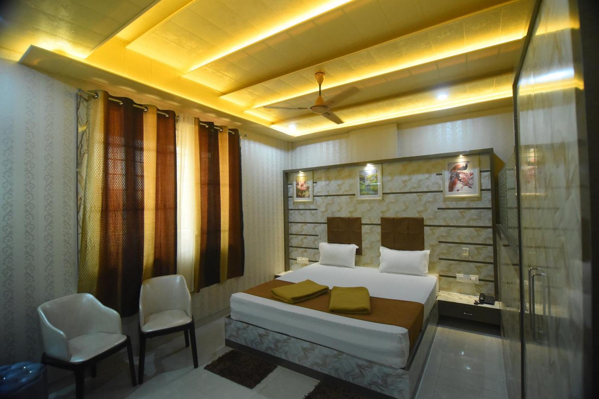 R Empire Revtree Hotel Davangere Bagian luar foto