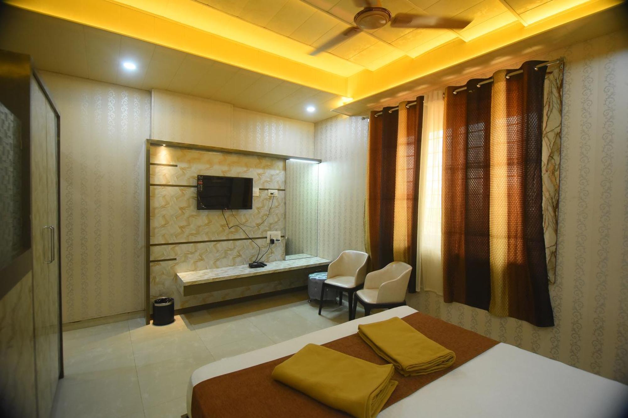 R Empire Revtree Hotel Davangere Bagian luar foto