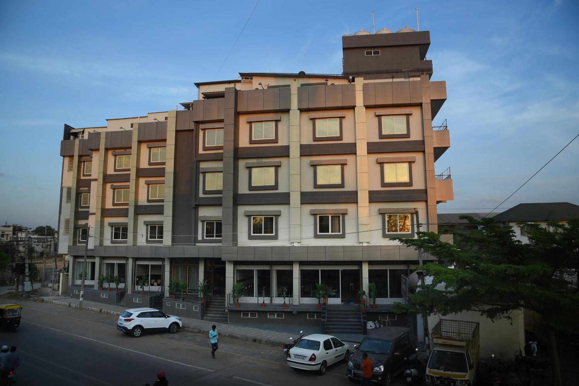 R Empire Revtree Hotel Davangere Bagian luar foto